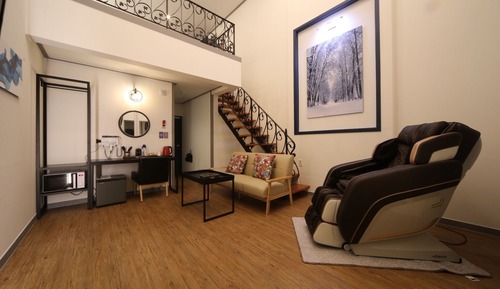 Room (Family Room (Three Beds) (Free Netfli)