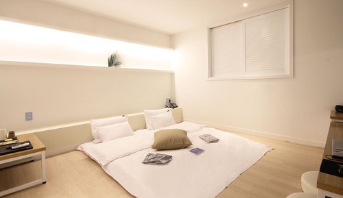 Room (Ondol Room (View Netflix))