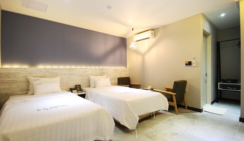 Room (Twin)