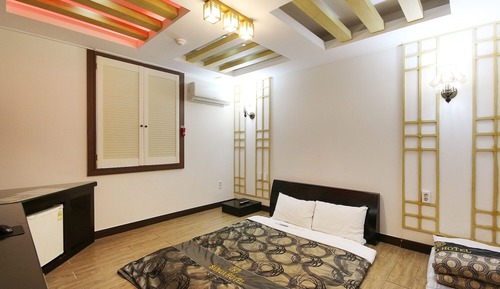 Room (Korean-style Ondol Room)