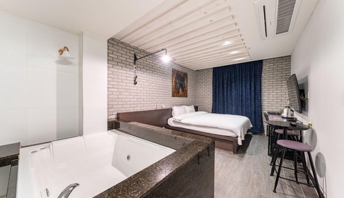 Room (Suite VIP Room - 100% parking per roo)