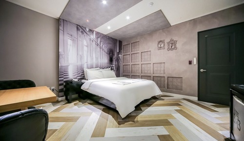 Room (Premium (Netflix Available TV Parking)