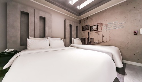 Room (VIP large twin room (free Netflix vie)