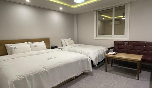 Room (Twin)