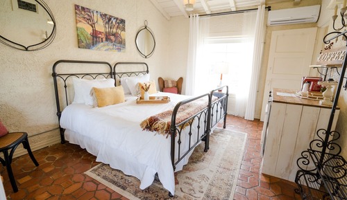 Basic Room, 1 King Bed