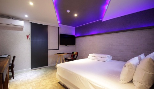 Room (Semi-private room (free watching Netf)