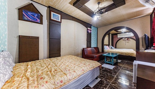 Room (Family room)