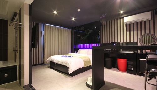 Room (VVIP (2 latest high-end gaming PCs oc)