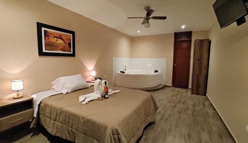 Deluxe Room, 1 Queen Bed, Hot Tub, Pool View