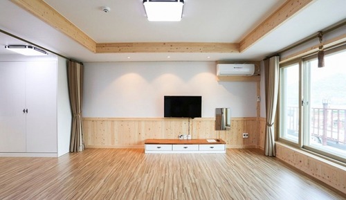 Room (Room 102)