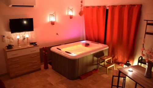 Romantic Cottage, Hot Tub (L'Étoile Spa)