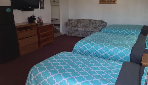 2 Queen Bed 1 Twin Bed and 1 Sofa bed with Kitchenette Non Smoking
