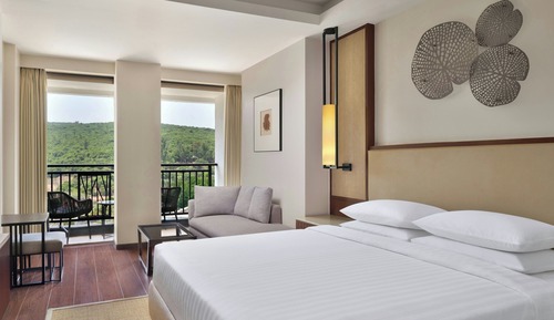 Signature Suite, 1 Bedroom, Non Smoking, Valley View (Balcony)