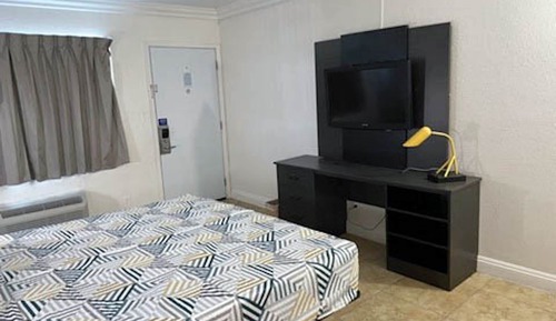 Deluxe Room, 1 King Bed, Non Smoking, Refrigerator & Microwave