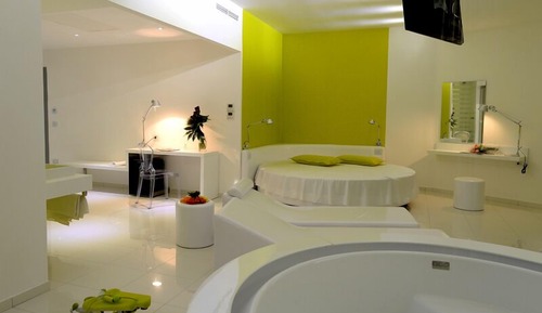 Deluxe Suite, Bathtub