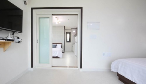 Room (EN Rose No 201 Family Two Room)
