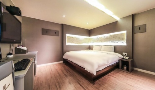 Room (Deluxe (bathtub/super king bed/free p)