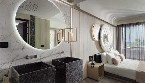 Nautilux Suite with Hot Tub & Sea View