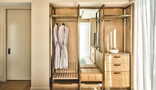 City View One Bedroom Suite King Accessible Roll-in Shower