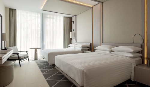 Deluxe Room, 2 Twin Beds, Pool View