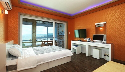Room (101)