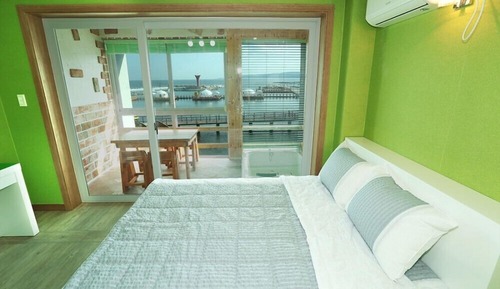 Room (103)
