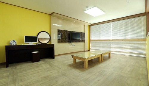 Room (502)