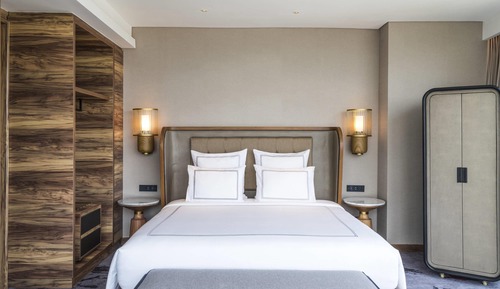 Swiss, Signature Room, 1 King Bed