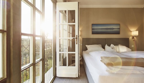 Suite, 1 King Bed, Private Bathroom