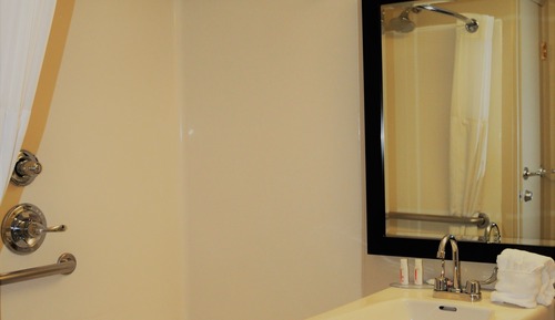 Room, 1 Queen Bed, Accessible, Non Smoking (Mobility/Hearing, Tub w/ Grab Bars)