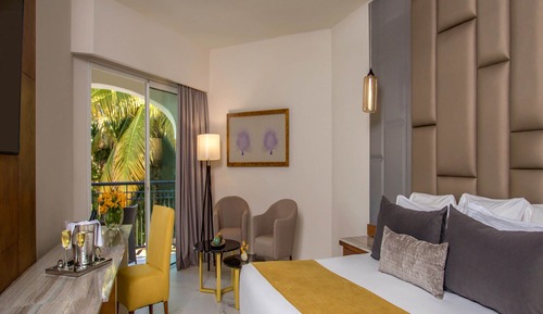 Preferred Club Junior Suite Tropical View King Bed