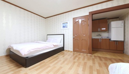 Studio (Condo)