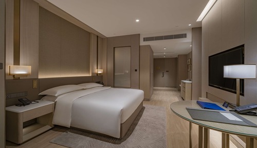 KING GUEST ROOM CITY VIEW