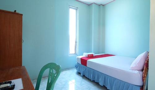 Double Room (RedDoorz)