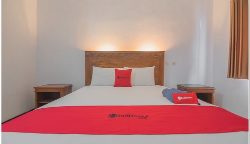 Double Room (RedDoorz)