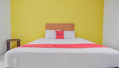 Double Room (RedDoorz)