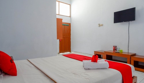 Double Room (RedDoorz)