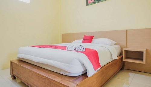 Double Room (RedDoorz)
