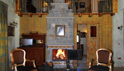 Exclusive Suite (With Fireplace and Hot Tub)