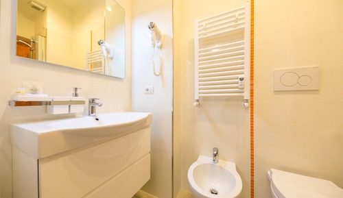 Deluxe Suite, Jetted Tub