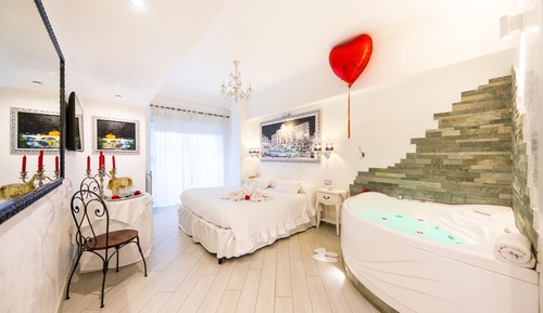 Suite with balcony and internal jetted tub
