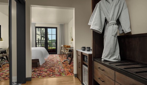 Deluxe Room, 1 King Bed (Deluxe King)