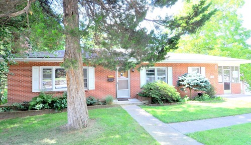 House, 2 Queen Beds (Castle View -  A rancher with a view!)