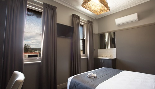 Comfort Room, 1 Queen Bed, Shared Bathroom