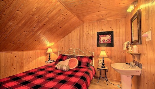 Basic Double Room, 1 Queen Bed