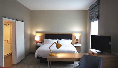 Studio, 1 King Bed, Refrigerator & Microwave (Wet bar)