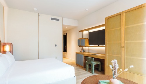 Premium Pool View Suite