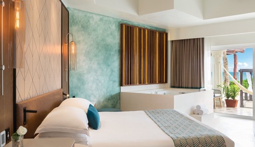 Junior Suite, 1 King Bed, Oceanfront (Swim-Up)