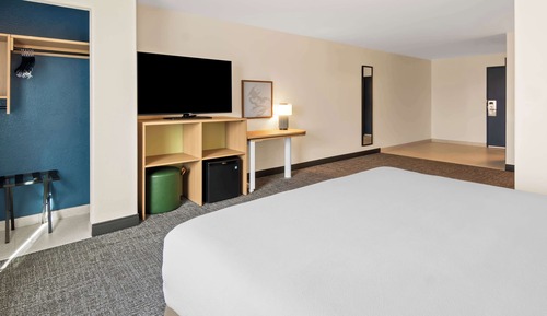 Room, 1 King Bed, Accessible (Mobility & Hearing, Roll-in Shower)