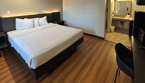 Deluxe Room, 1 King Bed, Non Smoking, Refrigerator & Microwave